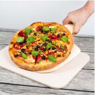 Rechteckiger Pizzabackstein aus Keramik mit einer hölzernen Pizzaschale - 38 x 30,5 cm - 