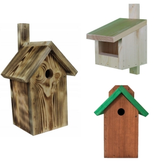 Komplekt kolmest erinevast linnumajast - rohelise katusepruun, toores puit ja söestunud puit - 